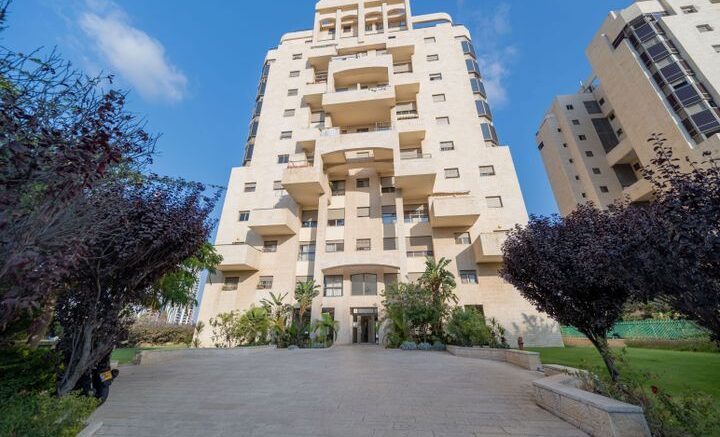 יוני נתניהו 32, גבעת שמואל