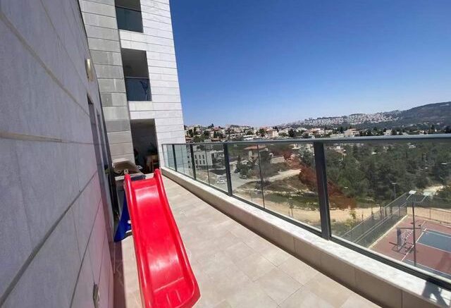 השקד 10, מבשרת ציון