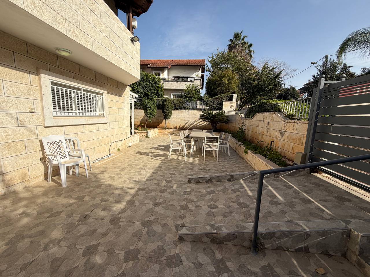 החרובים 10, בית שמש